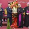 Chủ tịch nước Võ Văn Thưởng chúc mừng Tổng Giám mục Nguyễn Chí Linh, Tổng Giám mục Tổng Giáo phận Huế. (Ảnh: Minh Đức/TTXVN)