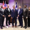 Đại sứ Việt Nam tại Canada Phạm Vinh Quang (giữa) chụp ảnh lưu niệm cùng đại diện Chính quyền Canada, tỉnh bang Quebec, thành phố Montreal. (Ảnh: Trung Dũng/TTXVN)