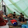 Người dân Palestine trú tại khu lều tạm ở Khan Younis, Dải Gaza, ngày 13/12/2023. (Ảnh: THX/TTXVN)