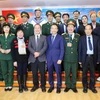 Tham tán công sứ Chu Tuấn Đức (giữa, hàng đầu) chụp ảnh lưu niệm cùng Hội Cựu Chiến binh Việt Nam bang Sachsen-Anhalt trong Lễ kỷ niệm 79 năm thành lập Quan đội Nhân dân Việt Nam. (Ảnh: Thu Hằng/TTXVN)