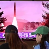 Người dân theo dõi qua truyền hình một vụ phóng tên lửa đạn đạo tầm ngắn của Triều Tiên, tại nhà ga ở thủ đô Seoul, Hàn Quốc ngày 13/9/2023. (Ảnh: AFP/TTXVN)