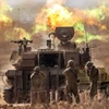 Quân đội Israel phóng đạn pháo về khu vực giáp giới Dải Gaza, ngày 11/10/2023. (Ảnh: AFP/TTXVN)