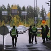 Cảnh sát Phần Lan gác tại cửa khẩu Vaalimaa biên giới giữa Phần Lan và Nga. (Ảnh: AFP/TTXVN)