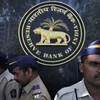Lực lượng an ninh bên ngoài Ngân hàng Trung ương Ấn Độ ở Mumbai. (Ảnh: Reuters)