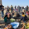 Người dân chuẩn bị bữa ăn tại trại tạm dành cho người tị nạn ở Rafah, miền Nam Dải Gaza ngày 18/12/2023. (Ảnh: THX/TTXVN)