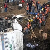 Lực lượng cứu hộ làm nhiệm vụ tại hiện trường vụ máy bay của Hãng hàng không Yeti Airlines bị rơi ở Pokhara, Nepal ngày 16/1/2023. (Ảnh: AFP/TTXVN)