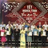 Lãnh đạo Thành uỷ Thành phố Hồ Chí Minh và Hội Nông dân Thành phố trao thư cảm ơn các đơn vị ủng hộ chương trình. (Ảnh: Xuân Anh/TTXVN)
