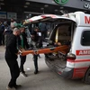 Chuyển người bị thương tới bệnh viện sau cuộc không kích của Israel tại Dải Gaza ngày 28/12/2023. (Ảnh: THX/TTXVN)