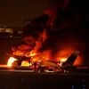 Chiếc máy bay chở khách của Japan Airlines bốc cháy dữ dội. (Nguồn: Sky News)