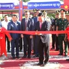 Đại sứ Việt Nam tại Campuchia Nguyễn Huy Tăng thực hiện nghi thức cắt băng khánh thành. (Ảnh: Hoàng Minh/TTXVN)