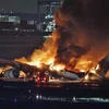 Máy bay của hãng hàng không Nhật Bản Japan Airlines (JAL) bốc cháy dữ dội tại sân bay Haneda ở Tokyo sau vụ va chạm, ngày 2/1/2024. (Ảnh: Kyodo/TTXVN)