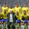 Huấn luyện viên đội tuyển Brazil Mario Zagallo chụp ảnh chung với các học trò trong trận giao hữu gặp Hàn Quốc tại Seoul ngày 20/11/2002. (Ảnh: AFP/TTXVN)