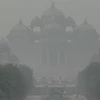 Sương mù ô nhiễm bao phủ dày đặc tại New Delhi, Ấn Độ. (Ảnh: AFP/TTXVN)