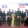 Đại diện Bộ Quốc phòng Việt Nam và Lào cắt băng khánh thành và bàn giao Công trình. (Ảnh: Phạm Kiên/TTXVN)