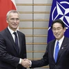 Tổng Thư ký NATO Jens Stoltenberg và Thủ tướng Nhật Bản Kishida Fumio. (Ảnh: Getty Images)