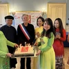 Thổi nến kỷ niệm 5 năm thành lập Hội Tôn vinh Văn hóa Việt. (Ảnh: Thu Hà/Vietnam+)