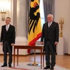 Đại sứ Vũ Quang Minh (trái) và Tổng thống Đức Frank-Walter Steinmeier tại Lễ trình Quốc thư. (Ảnh: Phương Hoa/TTXVN)