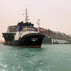 Tàu hàng của Công ty MV Ever Given di chuyển qua kênh đào Suez. (Ảnh: AFP/TTXVN)