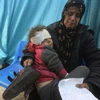 Điều trị cho em nhỏ bị thương tại bệnh viện ở Rafah, Dải Gaza ngày 23/1. (Ảnh: THX/TTXVN)
