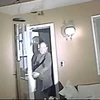 Hình ảnh từ camera gắn trên người cảnh sát cho thấy ông Robert Dotson cầm vũ khí khi mở cửa.