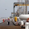 Công nhân làm việc tại cơ sở lọc dầu trên đảo Khark, ngoài khơi Vùng Vịnh. (Ảnh: AFP/TTXVN)