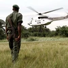 Binh sỹ Lực lượng phòng vệ CHDC Congo gác ở Walikale, nơi một trực thăng thuộc Phái bộ gìn giữ hòa bình LHQ tại CHDC Congo (MONUSCO) cất cánh ngày 3/9/2010. (Ảnh: AFP/TTXVN)