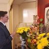 Nhà nghiên cứu chính trị và lịch sử Việt Nam Kyril Whittaker dâng hương tưởng niệm Chủ tịch Hồ Chí Minh tại Đại sứ quán Việt Nam ở London (Anh). (Ảnh: TTXVN phát)