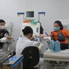 Các bạn trẻ hiến máu nhân đạo tại Bệnh viện Truyền máu-Huyết học Thành phố Hồ Chí Minh. (Ảnh: Đinh Hằng/TTXVN)