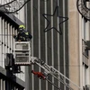 Lực lượng cứu hỏa thay những tấm kính vỡ sau vụ nổ tại Athens ngày 3/2/2024. (Ảnh: Reuters)
