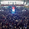 Hành khách tập trung tại nhà ga ở Hàng Châu, tỉnh Chiết Giang, Trung Quốc. (Ảnh: AP)