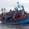 Thuyền chở người di cư chở được giải cứu. (Ảnh: AFP/TTXVN) 