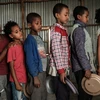 Trẻ em sơ tán tránh xung đột xếp hàng nhận thức ăn viện trợ tại Mekele, Ethiopia. (Ảnh: AFP/TTXVN)