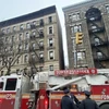 Lực lượng cứu hỏa có mặt tại hiện trường vụ cháy tòa nhà chung cư ở thành phố New York, Mỹ. (Nguồn: Mạng xã hội X)