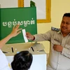 Cử tri bỏ phiếu trong cuộc bầu cử Thượng viện Campuchia tại Phnom Penh ngày 25/2/2024. (Ảnh: AFP/TTXVN)