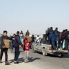 Người dân nhận hàng viện trợ được thả xuống Dải Gaza ngày 2/3/2024. (Ảnh: AFP/TTXVN)