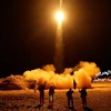 Phiến quân Houthi phóng một tên lửa đạn đạo từ thủ đô Sanaa của Yemen. (Ảnh: AFP/TTXVN)