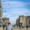 Quân đội Mỹ thả lô hàng viện trợ xuống Dải Gaza ngày 1/3/2024. (Ảnh: AFP/TTXVN)