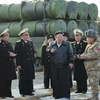 Nhà lãnh đạo Triều Tiên Kim Jong-un (giữa) thị sát vụ phóng thử tên lửa đất đối hải Padasuri-6 ngày 14/2/2024. (Ảnh: Yonhap/TTXVN)