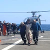 Lực lượng cứu hộ giải cứu thành viên thủy thủ đoàn tàu chở hàng True Confidence sau vụ tấn công trên Vịnh Aden, Yemen, ngày 6/3/2024. (Ảnh: AFP/TTXVN)