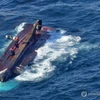 Lực lượng cứu hộ Hàn Quốc tìm kiếm các thuyền viên trên tàu cá bị lật úp. (Ảnh: Yonhap)