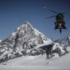 Trực thăng được huy động để tìm kiếm du khách mất tích trên dãy Alps. (Ảnh: AFP)