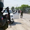 Binh sỹ Haiti gác tại trạm kiểm soát sau giao tranh giữa các băng nhóm tội phạm với cảnh sát và binh sĩ ở Port-au-Prince, ngày 6/3/2024. (Ảnh: AA/TTXVN)