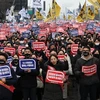 Các bác sỹ tham gia tuần hành phản đối kế hoạch tăng chỉ tiêu tuyển sinh ngành y tại Seoul, Hàn Quốc, ngày 3/3/2024. (Ảnh: Yonhap/TTXVN)