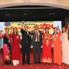 Lãnh sự Nguyễn Tuấn Anh, Chủ tịch Hiệp hội người Việt tại Macau Dương Trung Đức và các thành viên Ban chấp hành hiệp hội chúc mừng nhân dịp Xuân mới. (Ảnh: Xuân Vịnh/TTXVN)
