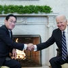 Tổng thống Mỹ Joe Biden (phải) trong cuộc gặp Thủ tướng Nhật Bản Fumio Kishida tại Washington, DC., ngày 13/1/2023. (Ảnh: AFP/TTXVN)