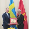 Phó Chủ tịch Ủy ban Nhân dân Thành phố Hồ Chí Minh Võ Văn Hoan tặng quà lưu niệm cho ông Hakan Jevrell, Quốc vụ khanh Thụy Điển. (Nguồn: hcmcpv.org.vn) 