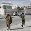 Lực lượng an ninh Somalia đứng gác bên ngoài khách sạn SYL ở thủ đô Mogadishu. (Ảnh: AP)