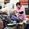 Lao động nước ngoài làm việc trong lĩnh vực chăm sóc người cao tuổi tại Nhật Bản. (Ảnh: Kyodo)