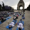 Nhiều người cùng nhau ngủ trưa tập thể tại thủ đô Mexico City để kỷ niệm Ngày Giấc ngủ Thế giới. (Ảnh: AP)