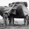 Các binh sỹ khiêng mô hình xe tăng bơm hơi được sử dụng để đánh lừa quân Đức. (Nguồn: Stringer)